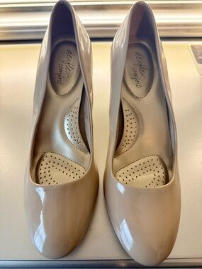 dexflex comfort Women’s Beige Patent Round-Toe Pumps
